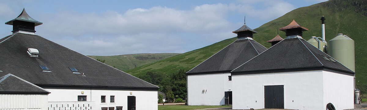 A wide shot of of the Arran distillery